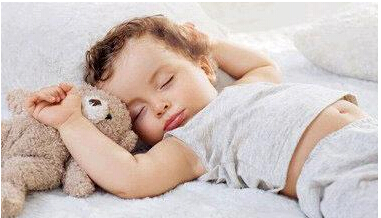 睡眠有助于孩子的生长发育，在夜间成长
